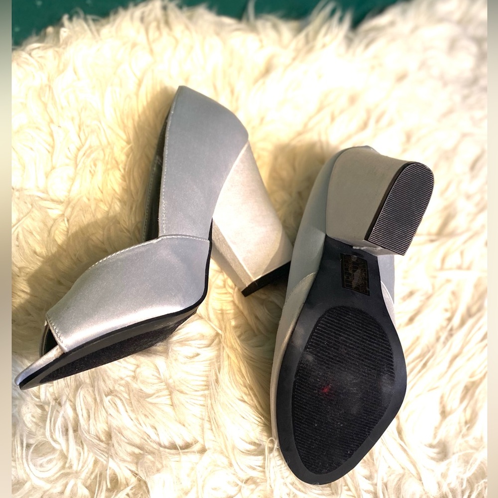 Silver shoes Size 9. - Picture 14 of 14
